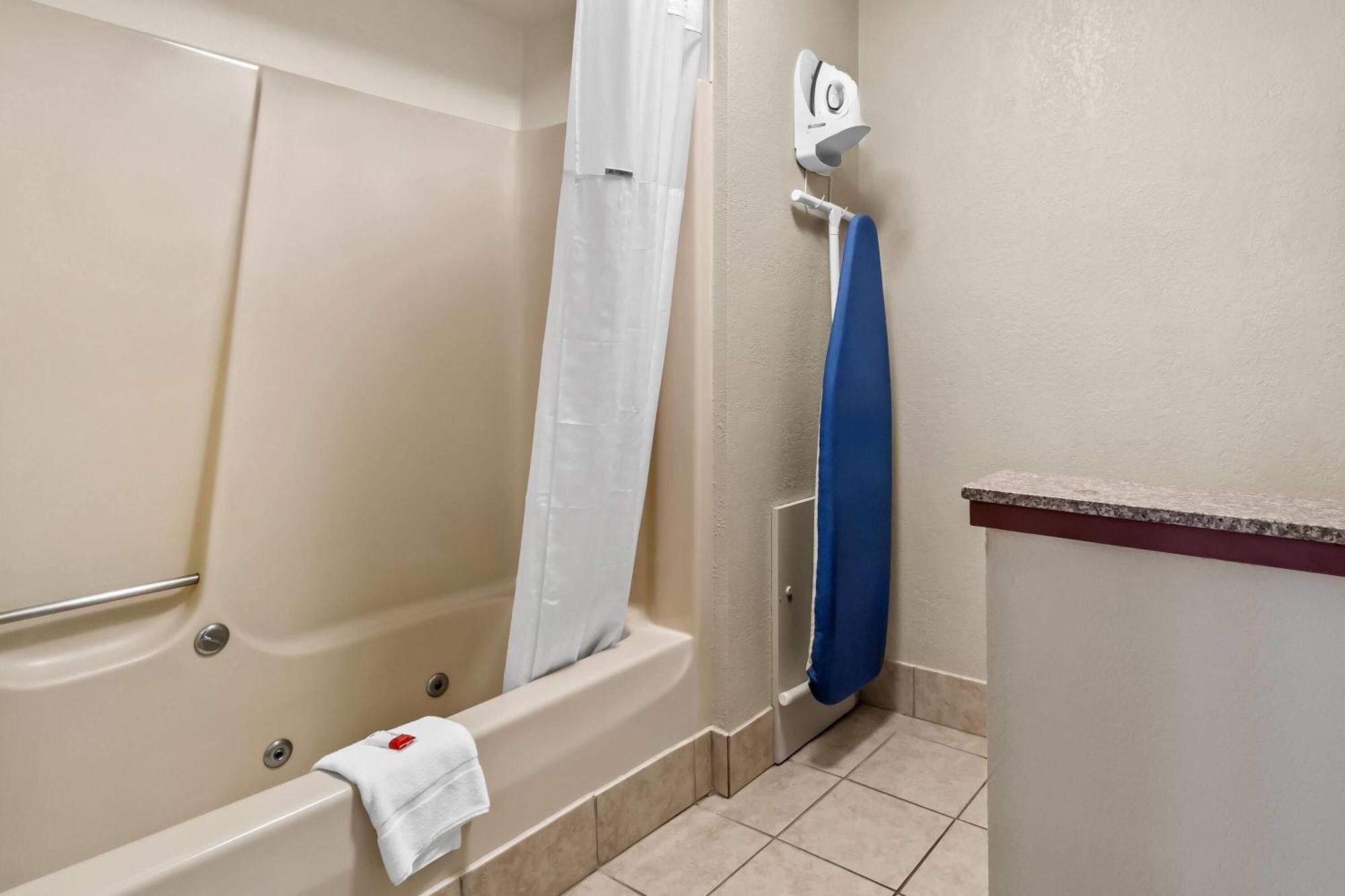 Days Inn By Wyndham Whitmore Lake Ann Arbor Brighton Esterno foto